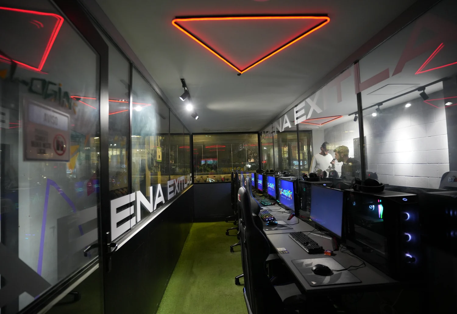 Arena da Login House eXP, com estações de PC prontas para a disputa