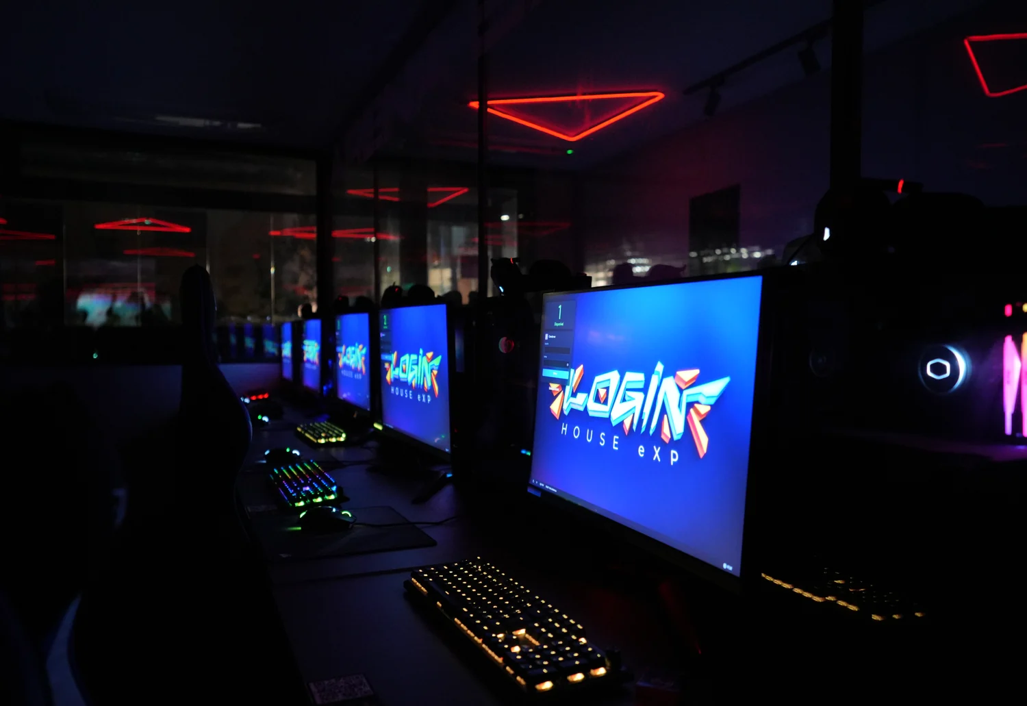 Fileira de estações da Login House eXP